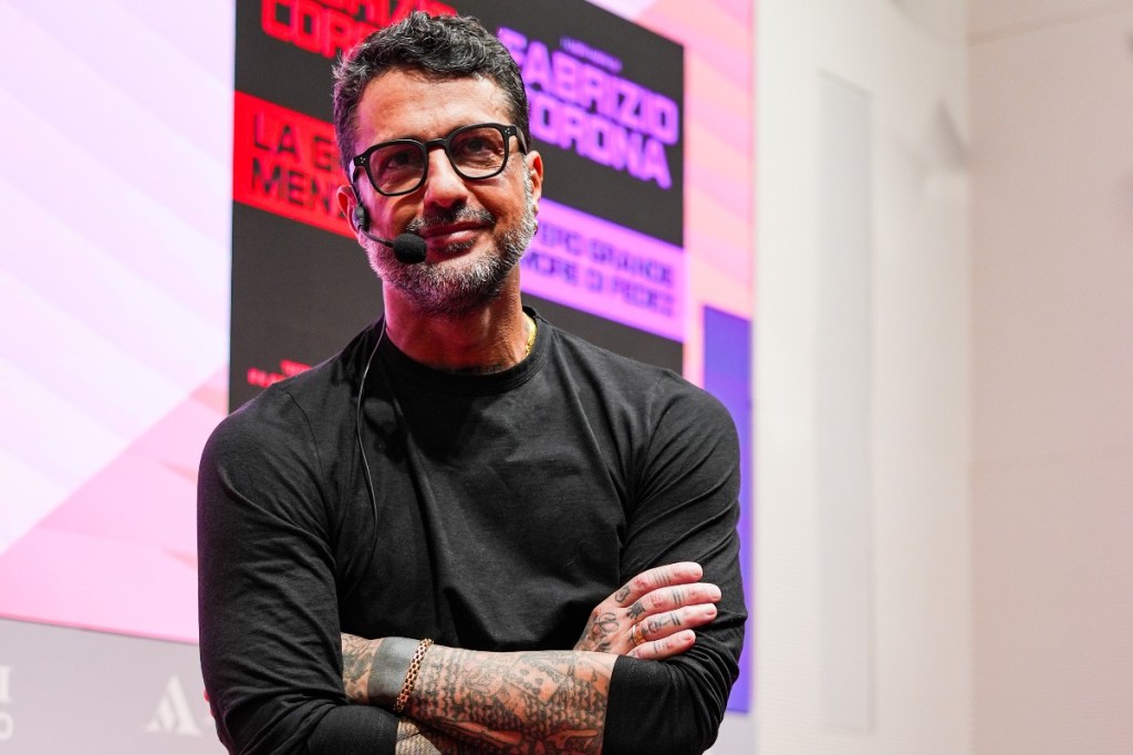 Fabrizio Corona, allarme per le “condizioni” dell’ex re dei paparazzi: “Censurato ovunque perchè Mediaset ha deciso&nbsp;così”