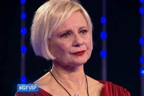Antonella Elia minaccia di tirare un ceffone a Paola Caruso al GFVIP: il web la massacra